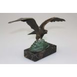 Bronze, detailgetreuer Adler mit ausgebreiteten Schwingen auf einem Stück Felsen stehend.
