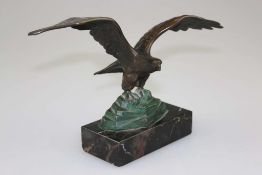 Bronze, detailgetreuer Adler mit ausgebreiteten Schwingen auf einem Stück Felsen stehend.