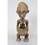 Mutterfigur mit Schale, Luba?, Kongo, alt. Hockende weibliche Figur, eine Schale auf den Knien