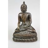 Buddha mit der Geste der Erdberührung, Tibet 18 Jh. oder früher. Auf Lotussockel sitzend. Bronze,