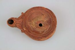 Öllampe römisch, Erntezeichen 2. Jh. n. Chr.. Länge: ca. 10,6 cm, Durchmesser: ca. 7,2 cm, Höhe: ca.