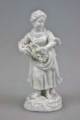 Meissen, Porzellanfigur eines Blumenmädchens, weiss, glasiert, auf Sockelung mit Rocailledekor.