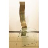 Glasstuhl, Design, 20. Jh. Untergestell aus gebogenem Glas, hohe Rückenlehne aus Stahl,