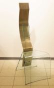 Glasstuhl, Design, 20. Jh. Untergestell aus gebogenem Glas, hohe Rückenlehne aus Stahl,