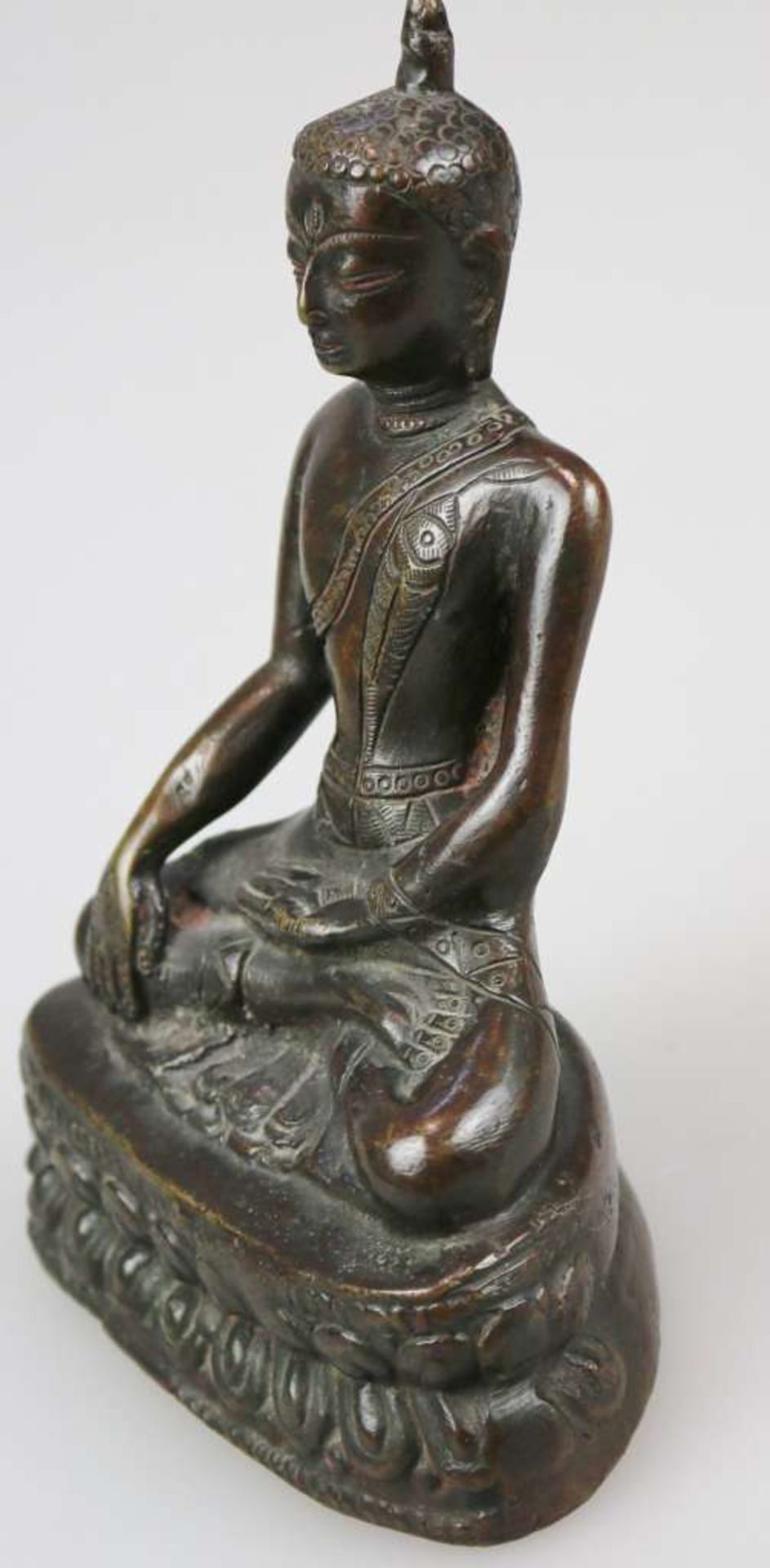 Buddha mit der Geste der Erdberührung, Tibet 18 Jh. oder früher. Auf Lotussockel sitzend. Bronze, - Bild 2 aus 5