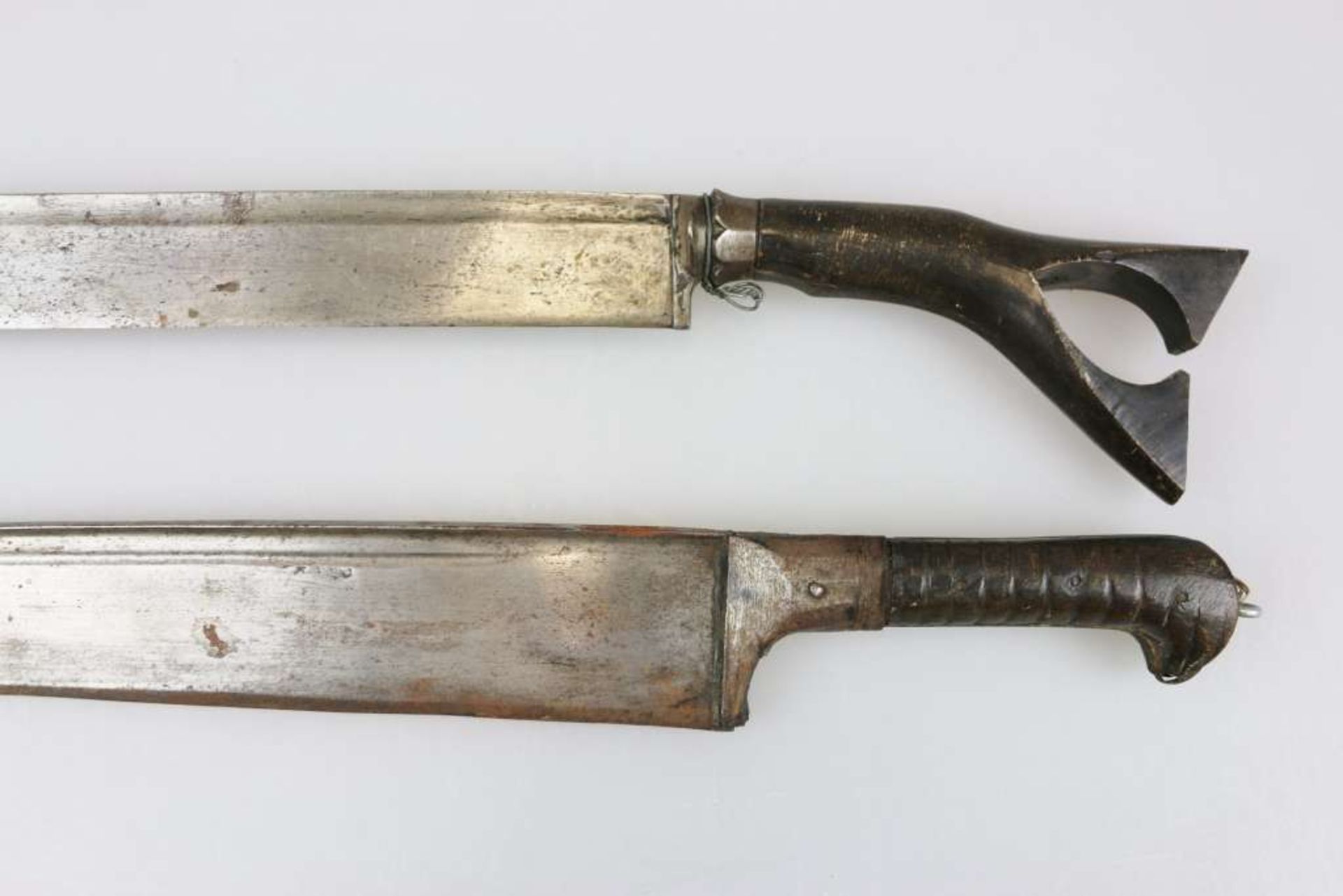 2 asiatische Blankwaffen ca. um 1900, wohl Mandau, Indonesien sowie ein Khyber-Messer, - Bild 2 aus 2