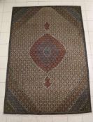 Persien, Täbriz, Wolle mit Seide, symmetrische Muster in Rautenform mit zentralem Medaillon,
