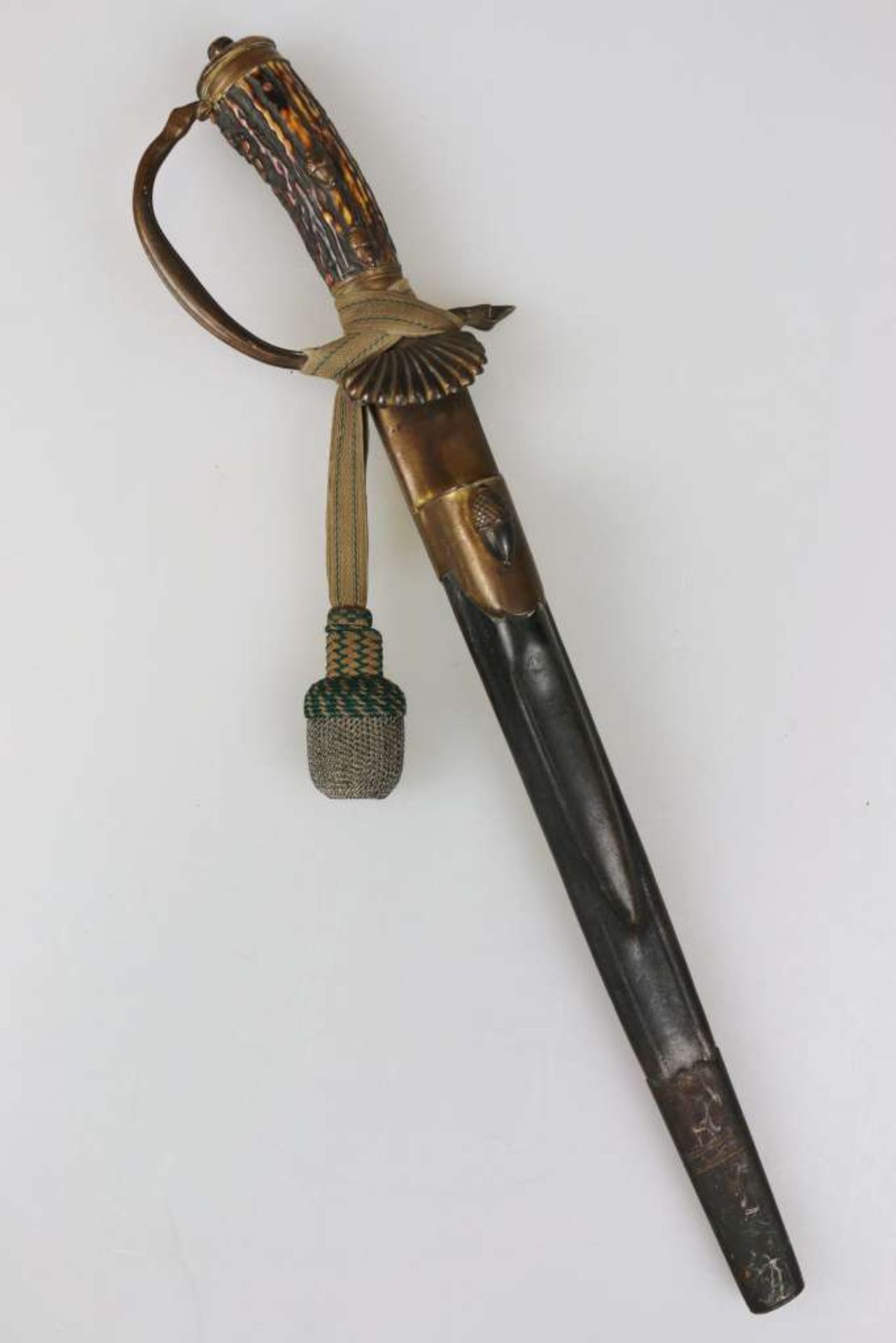 Hirschfänger um 1920 mit Portepee, Hirschhorngriff mit aufgelegten Eicheln (1 fehlt), Bügel in Hufen