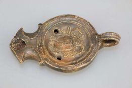 Öllampe mit V Volute und Runden Henkel, Abbildung im Spiegel Zeus Ammon, ca. 1. Jh. n. Chr., sehr