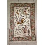Persien, feiner Seiden-Ghom, Feld Weiss mit Darstellungen von Reitern bei der Jagd sowie Blumen.