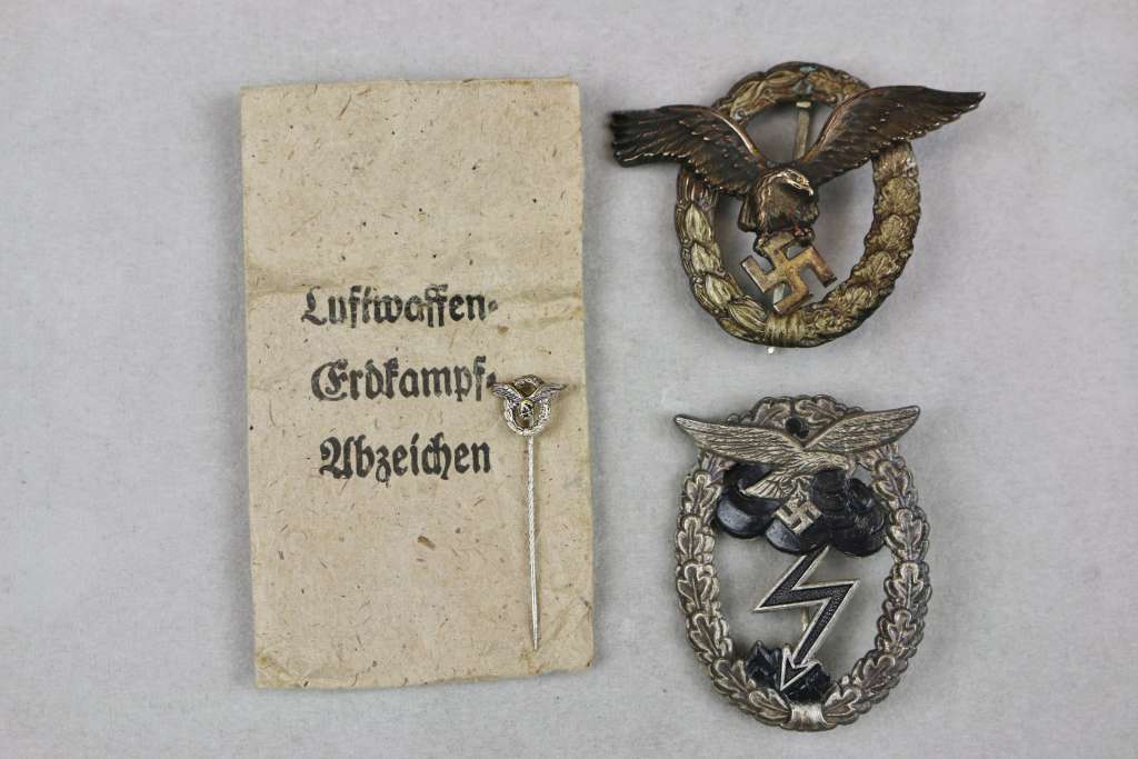 Kleines Konvolut Abzeichen eines Luftwaffenoffiziers, bestehend aus einem Erdkampfabzeichen