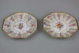 Paar Teller Meissen, um 1815, achteckig, in acht Felder gegliederte Fahne, je mit Blumendekor,