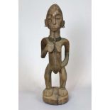 Weiblich Holzfigur der Tabwa, Kongo, alt. Auf runden Holzsockel stehend. Figur mit Verzierungen.