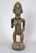 Weiblich Holzfigur der Tabwa, Kongo, alt. Auf runden Holzsockel stehend. Figur mit Verzierungen.