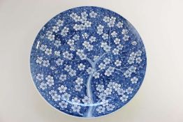 China, 20. Jh, großer Teller in Blauweiss Malerei, Kirschblüten, am Stand Vierer- Markung, in der