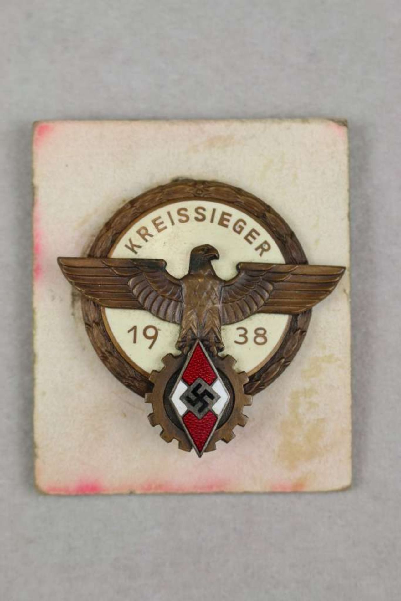 Abzeichen Kreissieger im Reichsberufswettkampf 1938. Buntmetall bronziert, teils emailliert,