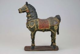 China, Pferdeplastik, 19./20. Jh., Keramik, polychrom gefaßt. H. 48 cm.