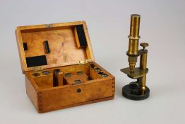 Sehr frühes kleines Leitz Mikroskop auf Stativ 4a, ca. 1869. Gestempelt: C. Kellner`s Nachfolger, E.