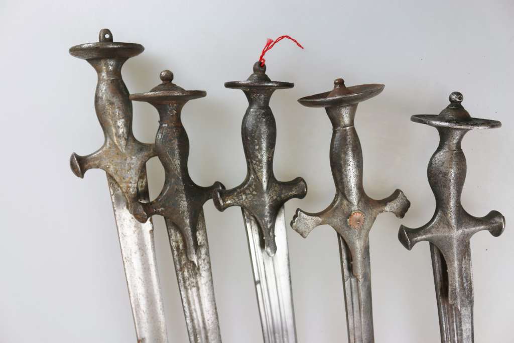 Konvolut von fünf Tulwar, Indien 19. Jh.. Gekrümmte Rückenklingen mit eisernen Gefäßen und - Image 2 of 4