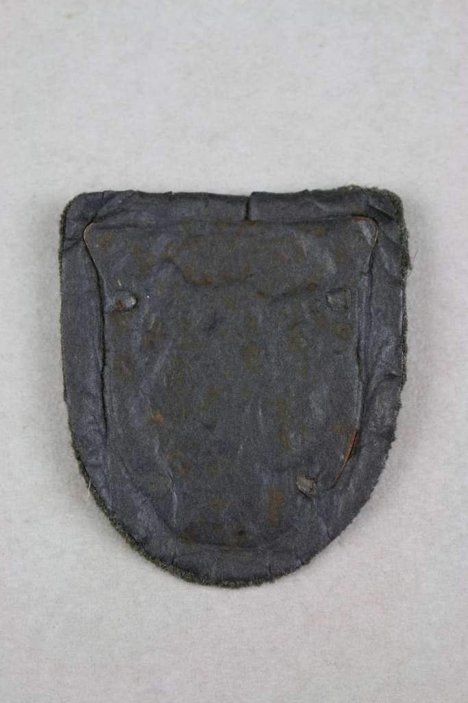 Ärmelschild Kuban 1943, Eisen bronziert, auf feldgrauer Tuchunterlage mit Rückenplatte und - Image 2 of 2