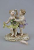 Meissen Figurengruppe "Tanzende Putti", Entwurf: Michel Victor Acier. Auf Rocaillensockel