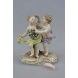 Meissen Figurengruppe "Tanzende Putti", Entwurf: Michel Victor Acier. Auf Rocaillensockel