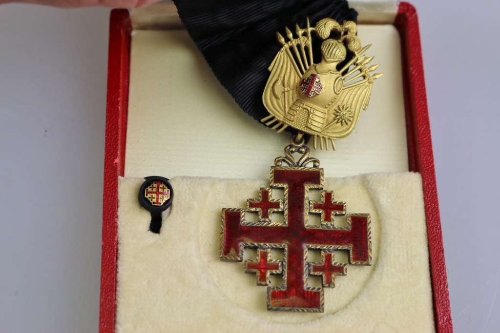 Orden vom Heiligen Grab zu Jerusalem, Ritterkreuz 4. Modell mit Trophäe. Buntmetall vergoldet und - Image 2 of 2