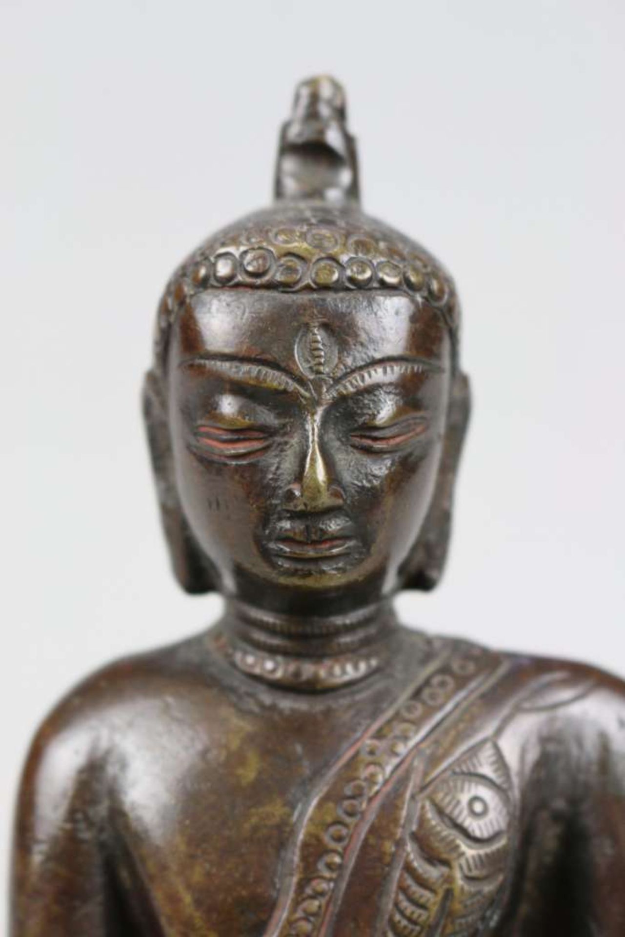 Buddha mit der Geste der Erdberührung, Tibet 18 Jh. oder früher. Auf Lotussockel sitzend. Bronze, - Bild 4 aus 5