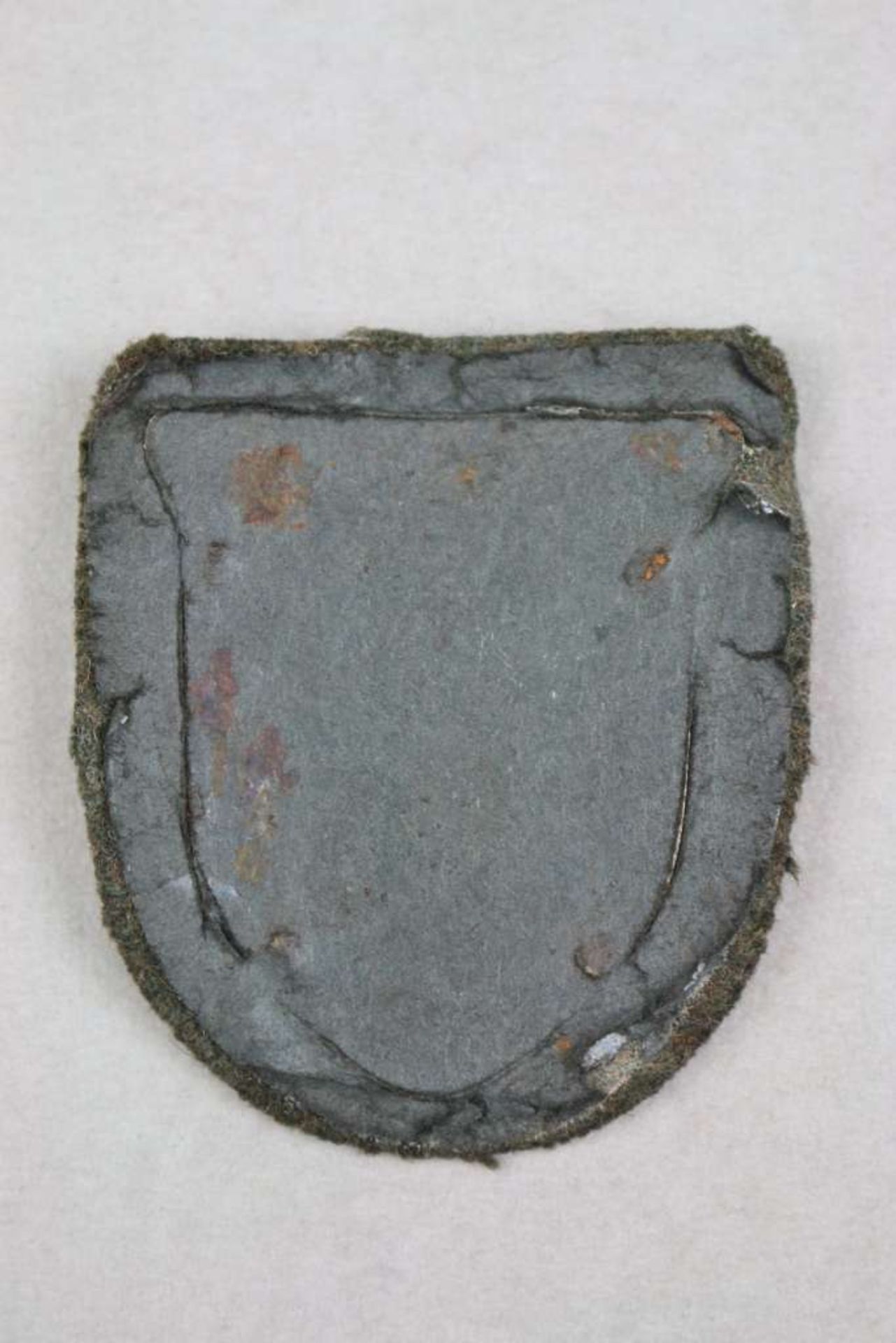 Ärmelschild Kuban 1943, Eisen bronziert, auf feldgrauer Tuchunterlage mit Rückenplatte und - Bild 2 aus 2