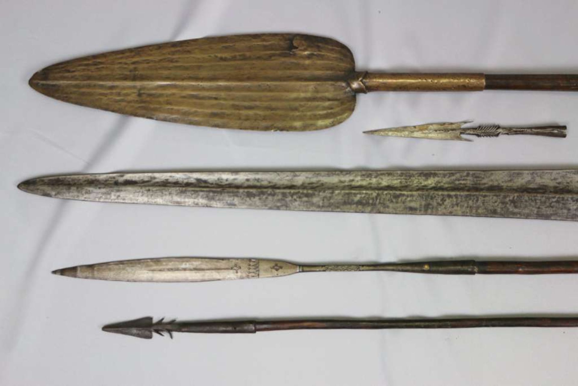 Konvolut von 5 verschiedenen afrikanischen Speeren und Speerspitzen. - Bild 2 aus 2