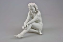 Hutschenreuther Kunstabteilung, Bisquitporzellan-Figur, "Sitzender Akt". Entwurf: C. Werner.