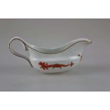 Meissen Sauciere, Dekor Roter Drache, mit Goldstaffage, Höhe: 8,5 cm, Länge: ca. 19,5 cm.