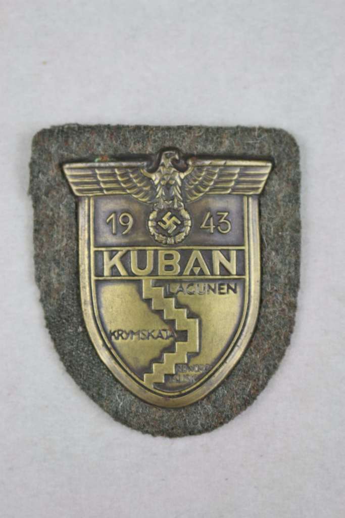 Ärmelschild Kuban 1943, Eisen bronziert, auf feldgrauer Tuchunterlage mit Rückenplatte und