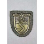 Ärmelschild Kuban 1943, Eisen bronziert, auf feldgrauer Tuchunterlage mit Rückenplatte und