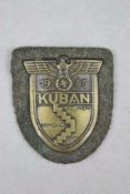 Ärmelschild Kuban 1943, Eisen bronziert, auf feldgrauer Tuchunterlage mit Rückenplatte und