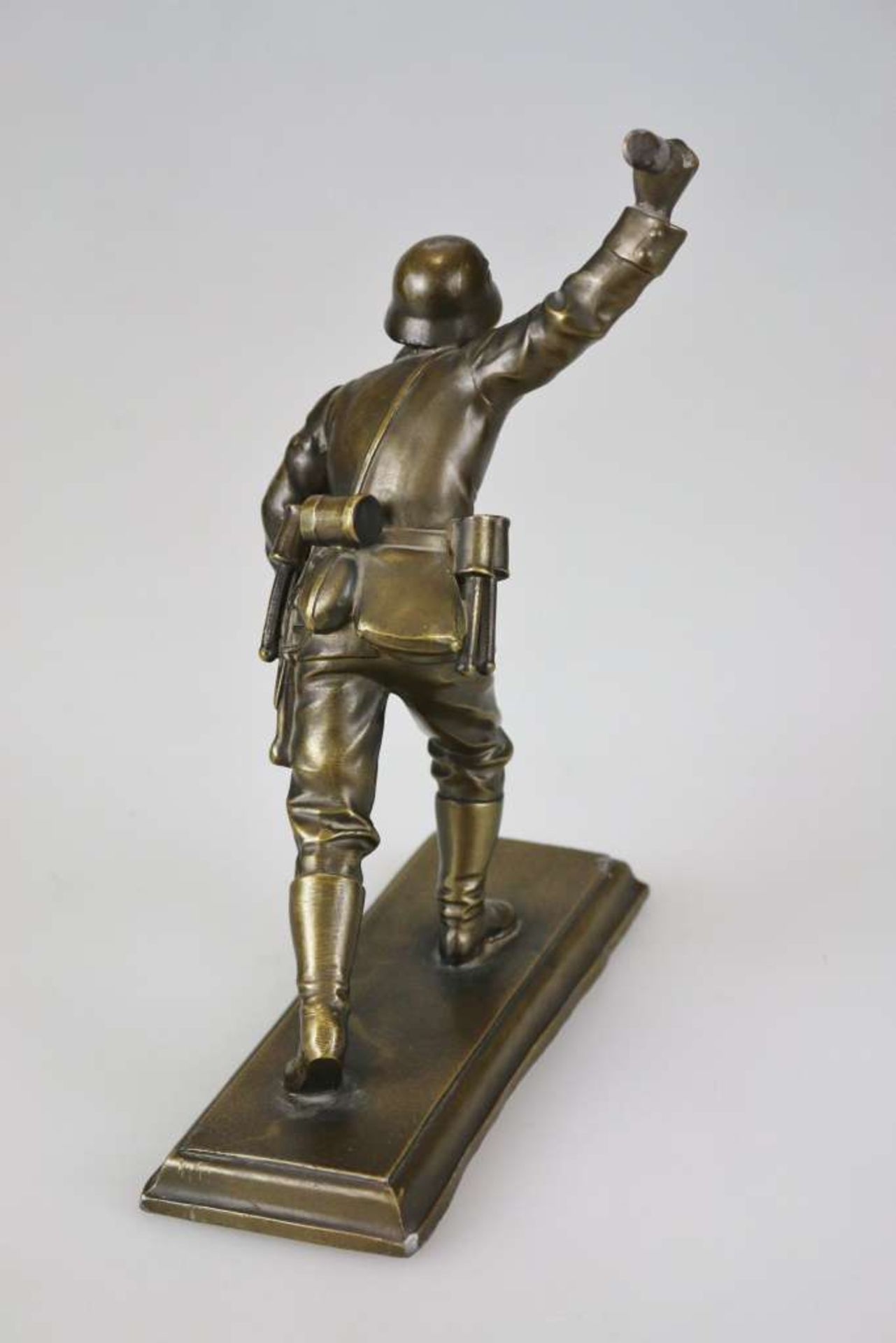 Plastische Skulptur eines deutschen Soldaten während des Kampfes, eine Handgranate werfend. - Bild 2 aus 4