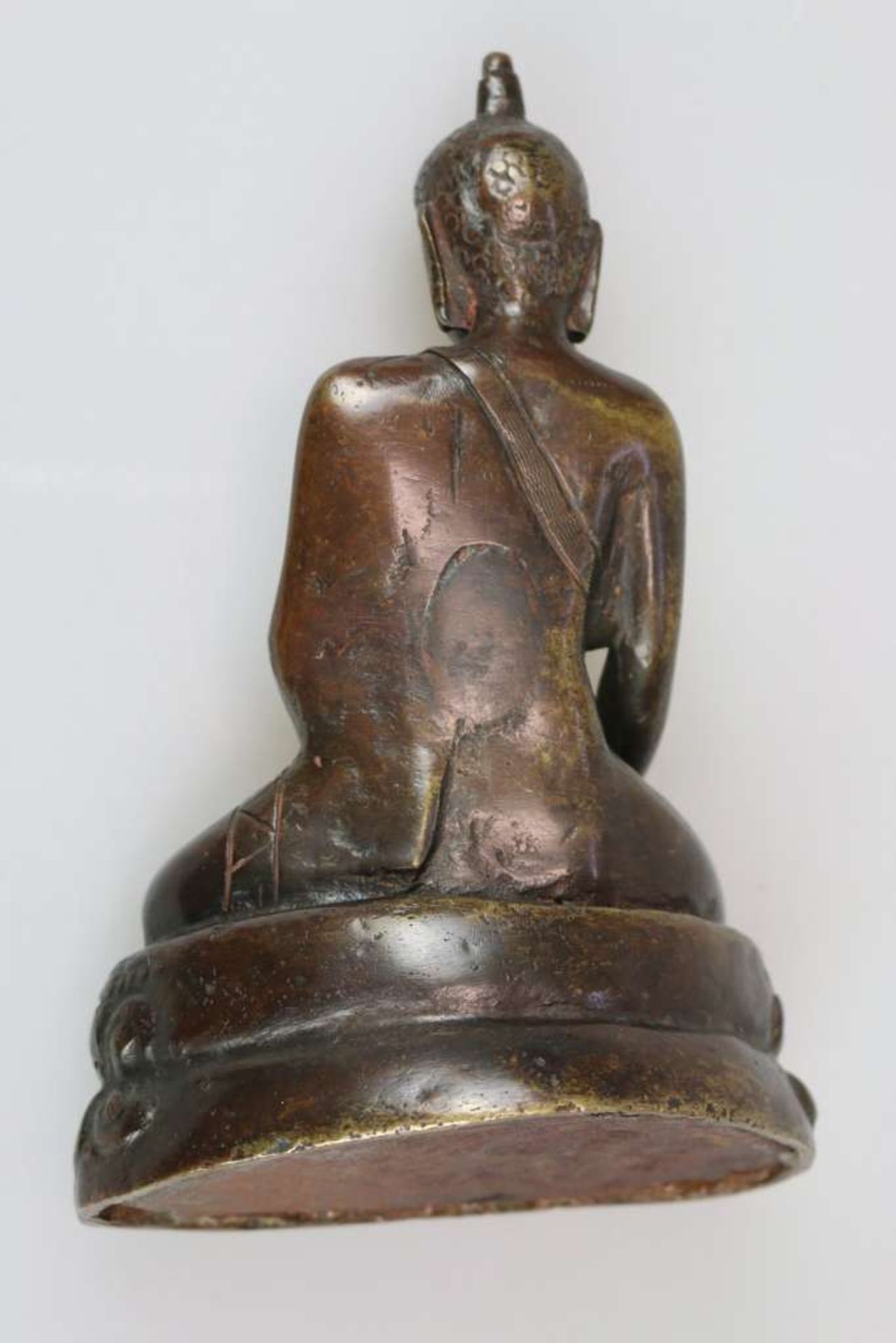 Buddha mit der Geste der Erdberührung, Tibet 18 Jh. oder früher. Auf Lotussockel sitzend. Bronze, - Bild 3 aus 5