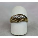 Goldring, 585er Gelbgold, durchbrochen gearbeitet mit 5 kleinen aufgesetzten Diamanten. Ringgröße: