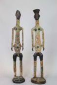Figuren Paar, Angola. Männliche und weibliche Holzfigur mit Verzierungen, der Hals jeweils mit