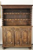 Cupboard/Tassenschrank Norddeutschland, Eiche, datiert 1703. Dreigeteilte Front mit