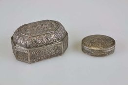 2 silberne Deckeldosen aus Indien, reichlich verziert mit floralen Mustern. Gesamtgewicht: ca. 400