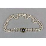 Doppelreihige Perlenkette bestehend aus 112 Perlen. Durchmesser ca. 7,5 mm, rund in Übersicht,