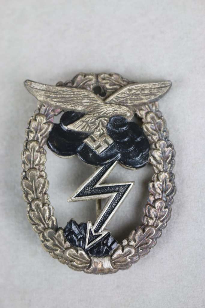 Kleines Konvolut Abzeichen eines Luftwaffenoffiziers, bestehend aus einem Erdkampfabzeichen - Image 2 of 3