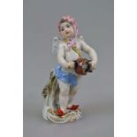 Meissen Figur, Drehleier spielender Putto aus der Serie der verkleideten Amoretten. Entwurf: Michael