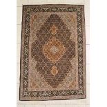 Persien, Tabritz, Wolle mit Seide, symmetrische Muster in vorwiegend Brauntönen. Maße: ca. 148 cm