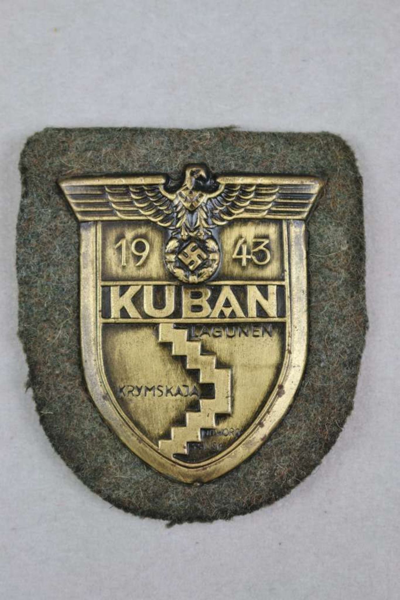 Ärmelschild Kuban 1943, Eisen bronziert, auf feldgrauer Tuchunterlage mit Rückenplatte und