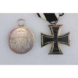 Preussen: Eisernes Kreuz 2. Klasse 1914 sowie ein allgemeines Ehrenzeichen 2. Klasse. -