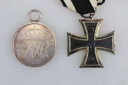 Preussen: Eisernes Kreuz 2. Klasse 1914 sowie ein allgemeines Ehrenzeichen 2. Klasse. -