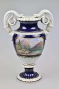 Meissen Schlangenhenkelvase mit Malerei in Kartuschen. Entwurf Ernst August Leuteritz [...]