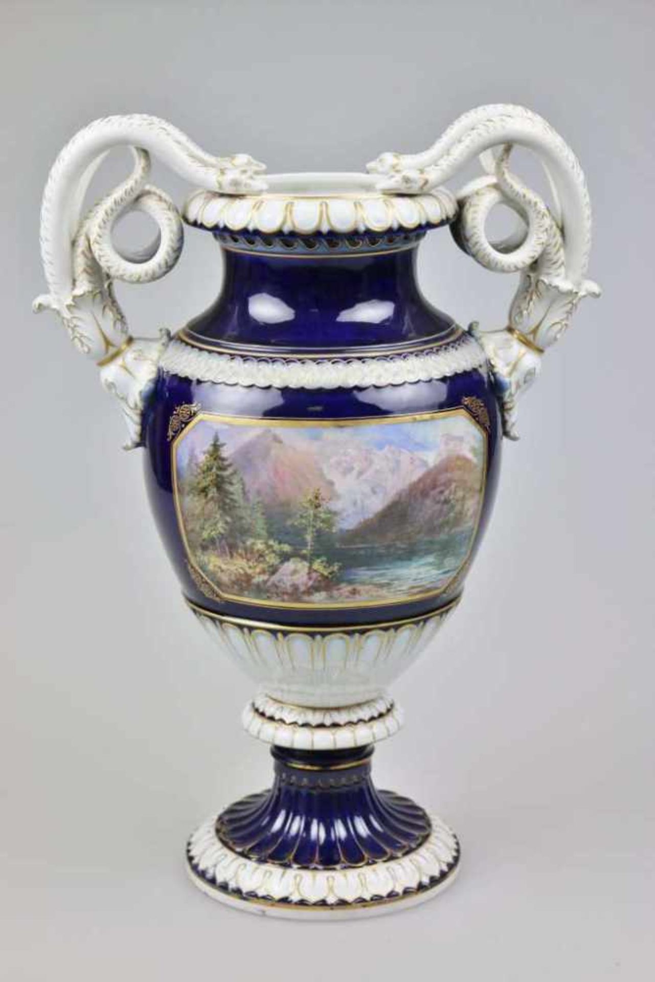 Meissen Schlangenhenkelvase mit Malerei in Kartuschen. Entwurf Ernst August Leuteritz [...]